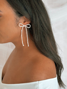 Les boucles d'oreilles Brianna en forme de nœud
