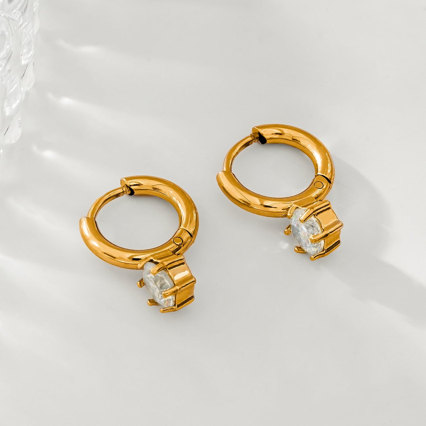 BEAULIEU : Mini-créoles d'inspiration vintage avec une breloque solitaire en moissanite