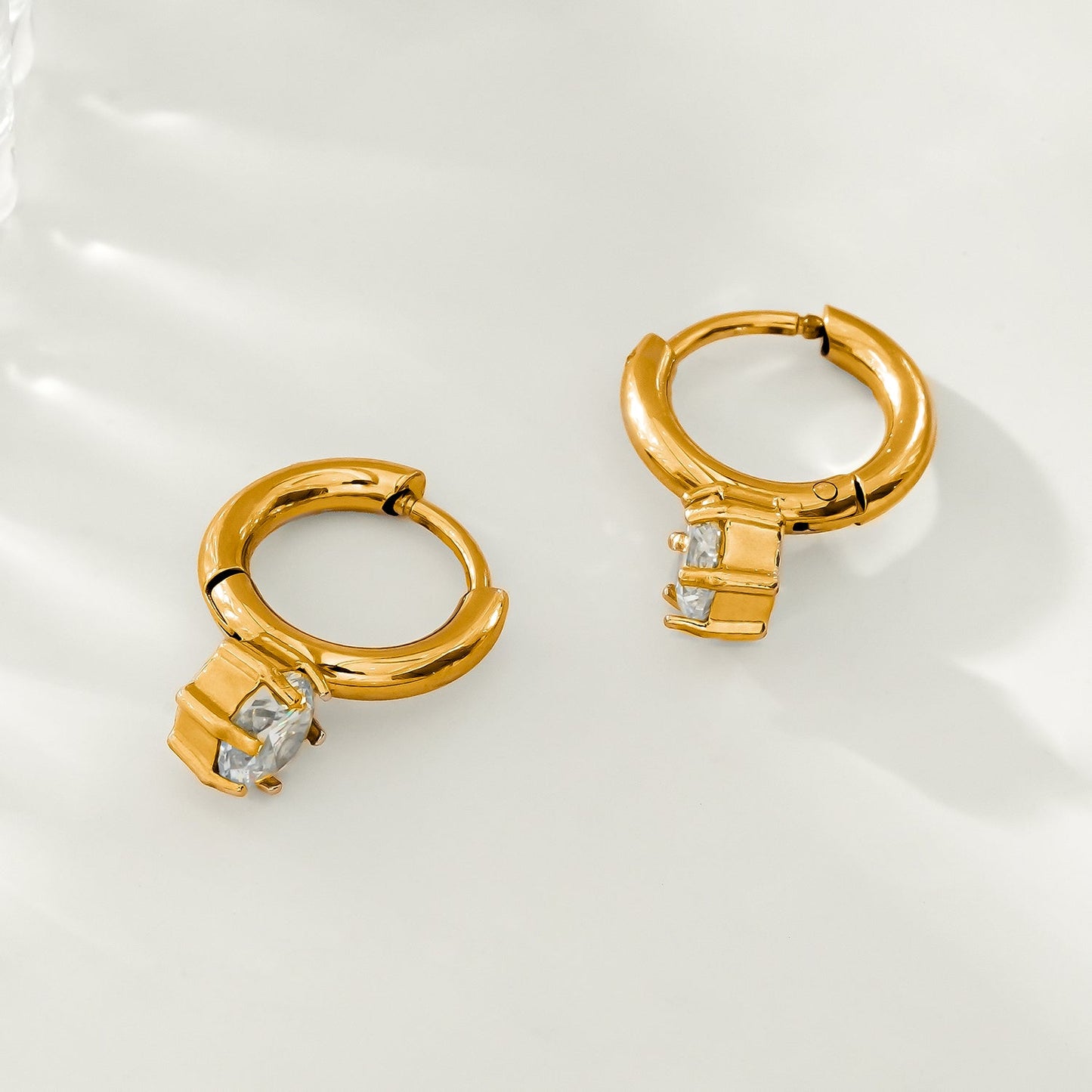 BEAULIEU : Mini-créoles d'inspiration vintage avec une breloque solitaire en moissanite
