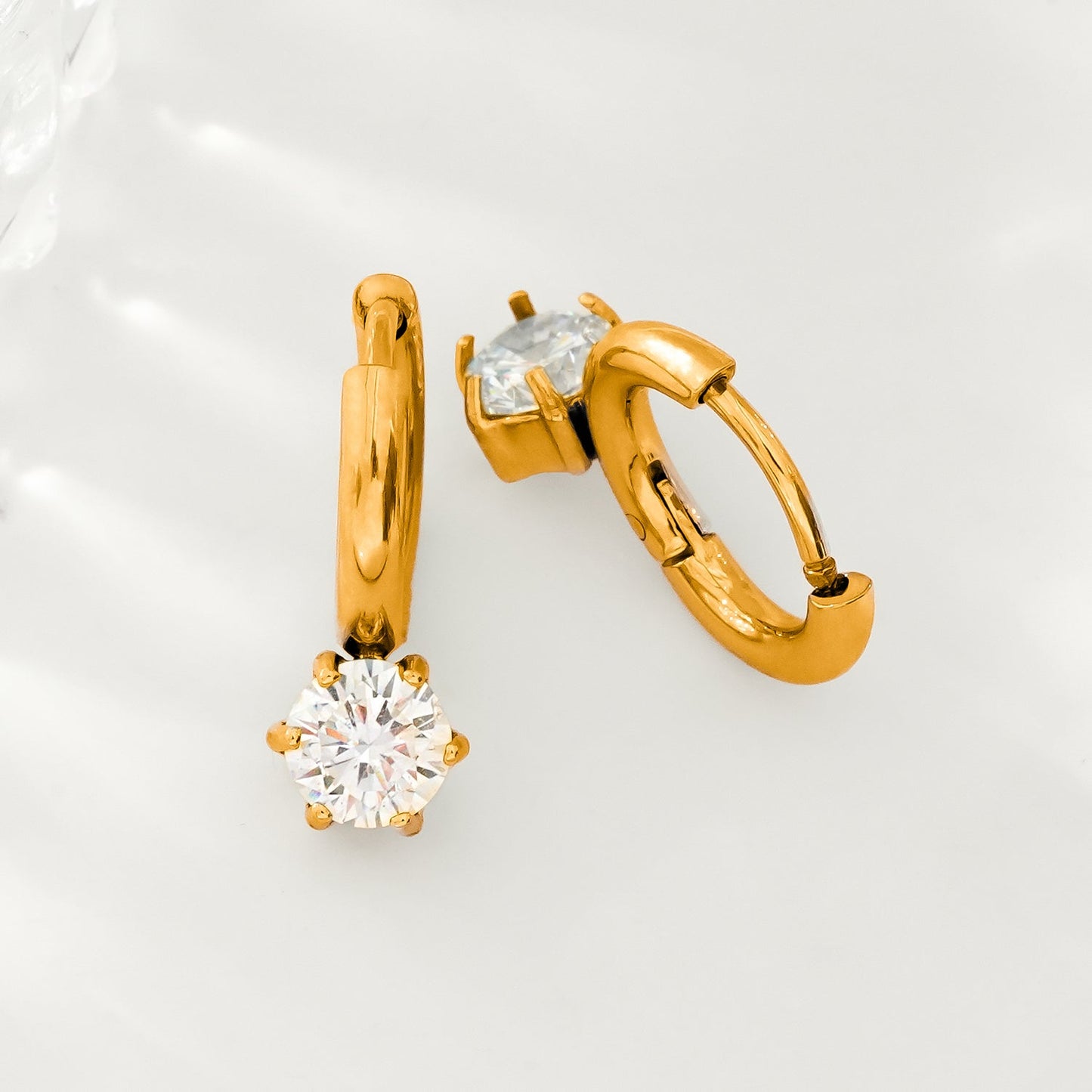 BEAULIEU : Mini-créoles d'inspiration vintage avec une breloque solitaire en moissanite