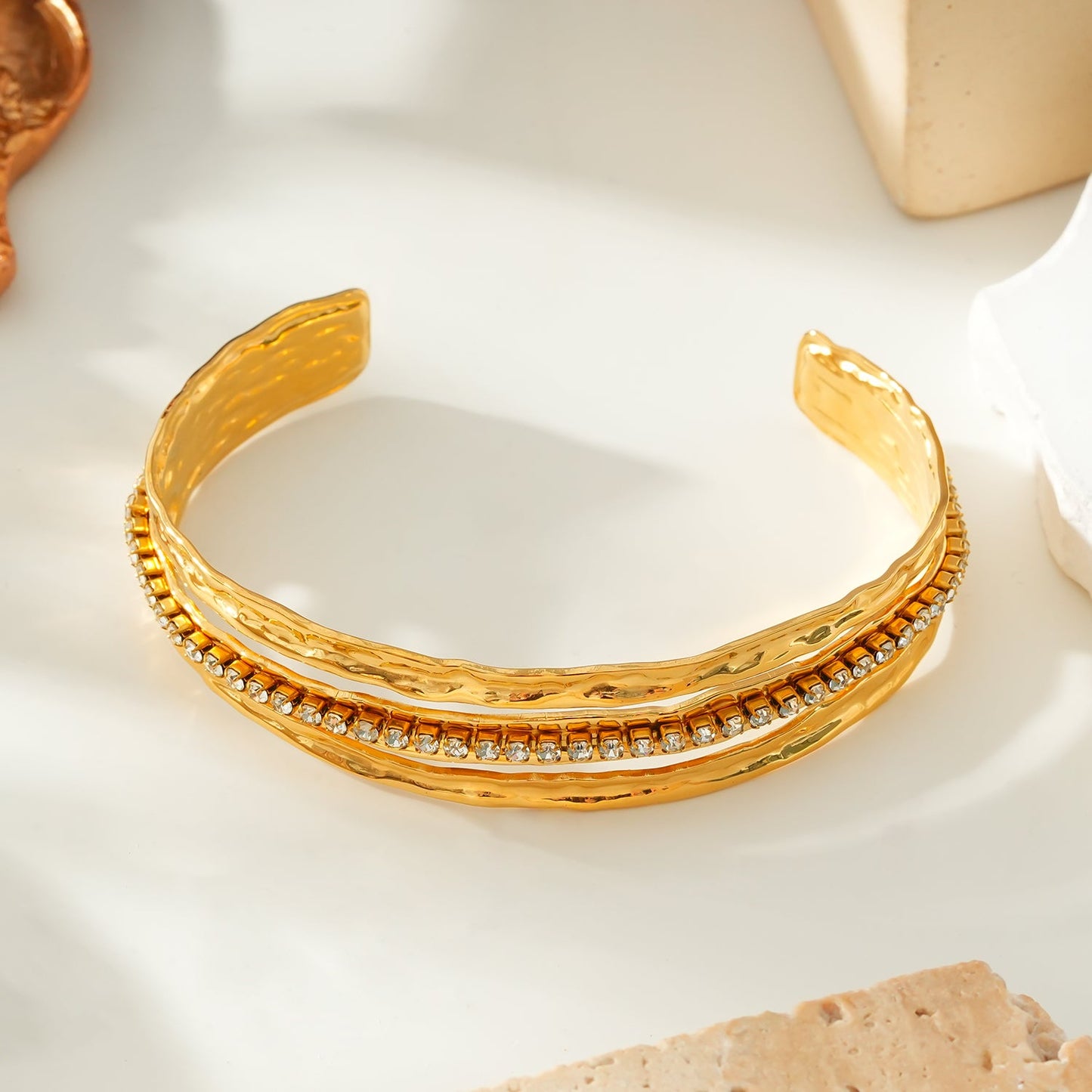 BELLINA Or: Bracelet triple texturé en zircone (CZ) avec bracelet tennis serti au centre. Superposé pour le glamour.