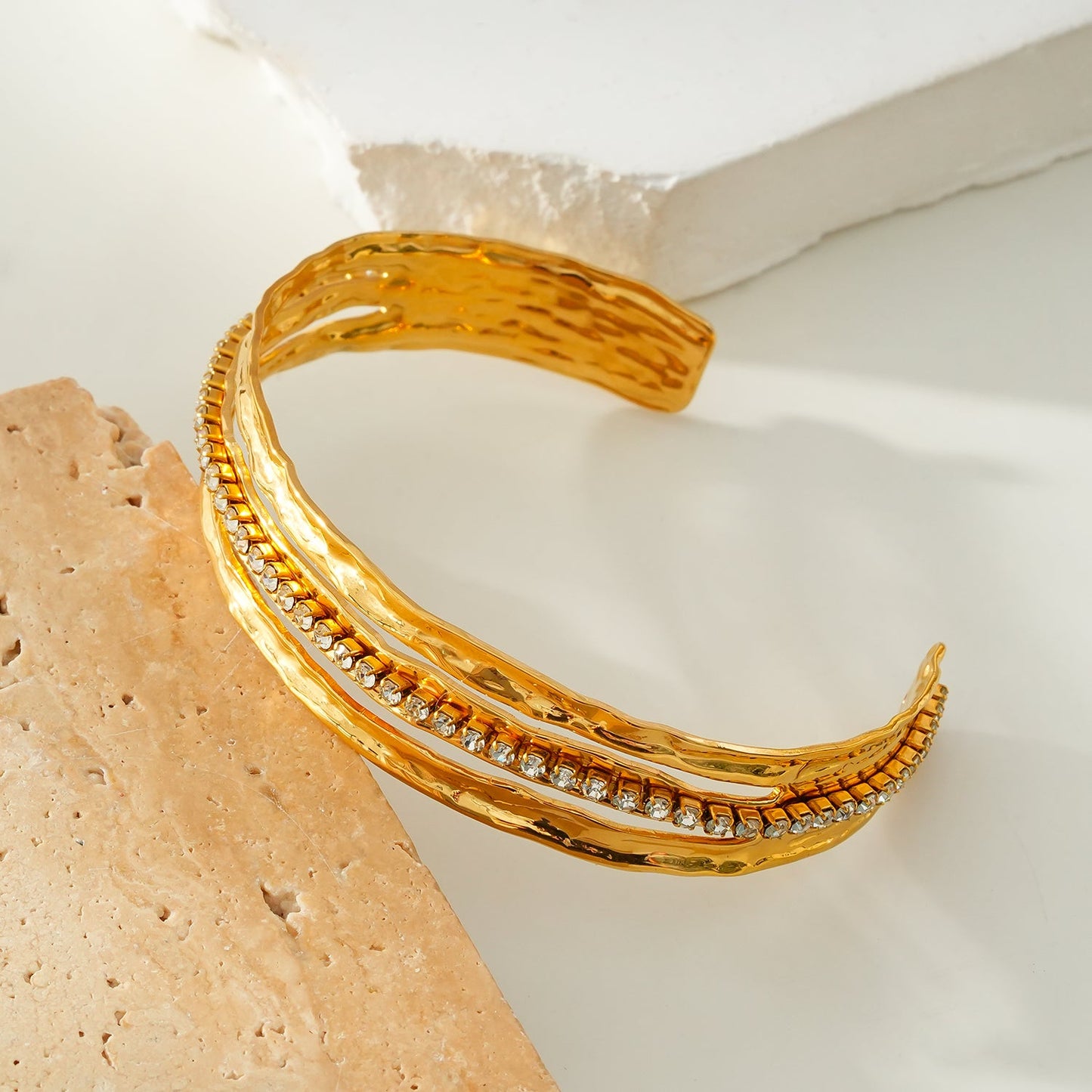 BELLINA Or: Bracelet triple texturé en zircone (CZ) avec bracelet tennis serti au centre. Superposé pour le glamour.