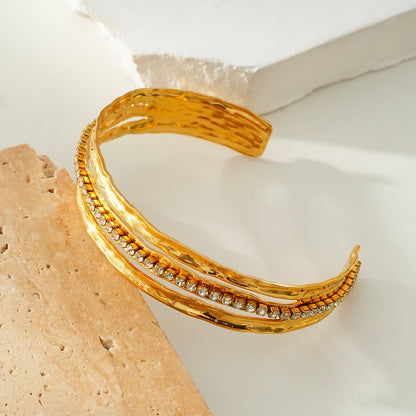 BELLINA Or: Bracelet triple texturé en zircone (CZ) avec bracelet tennis serti au centre. Superposé pour le glamour.