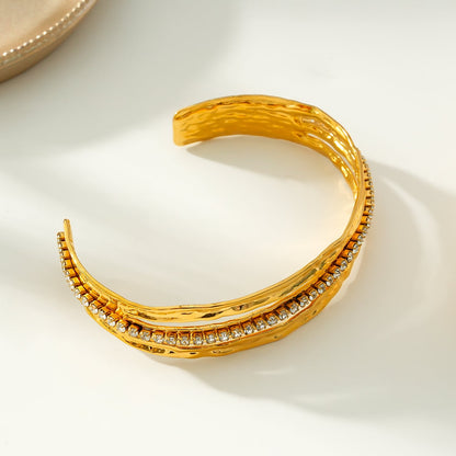 BELLINA Or: Bracelet triple texturé en zircone (CZ) avec bracelet tennis serti au centre. Superposé pour le glamour.