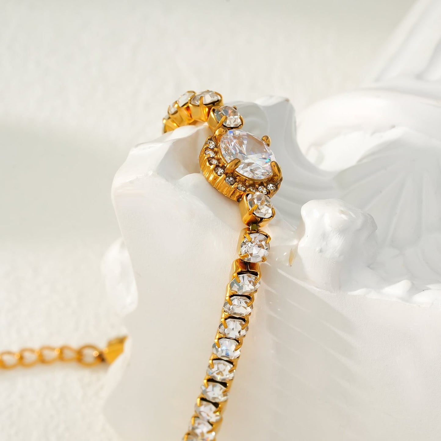BEREA Gold : Bracelet de tennis avec grand zircon (CZ) central – Élégance intemporelle pour chaque occasion
