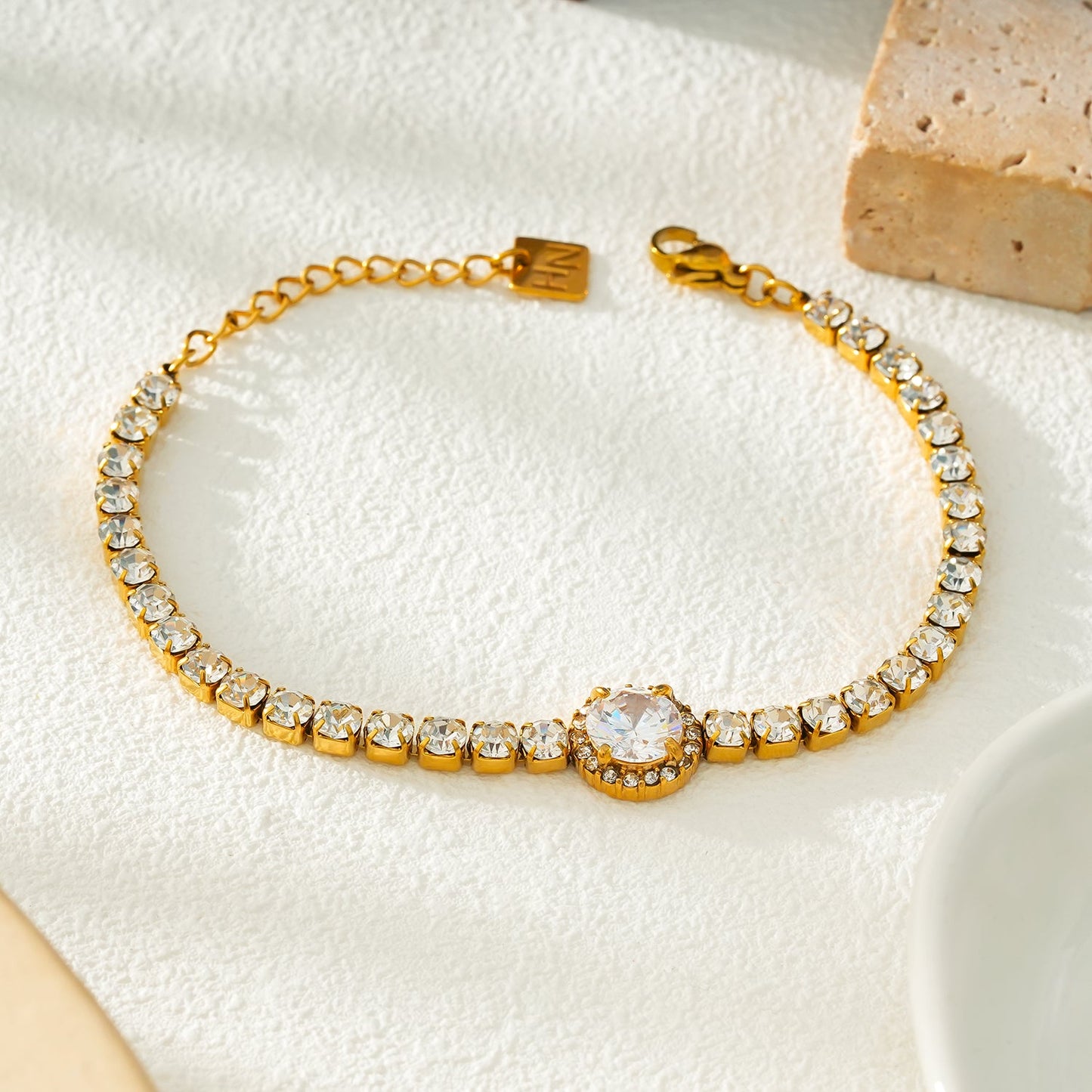BEREA Gold : Bracelet de tennis avec grand zircon (CZ) central – Élégance intemporelle pour chaque occasion
