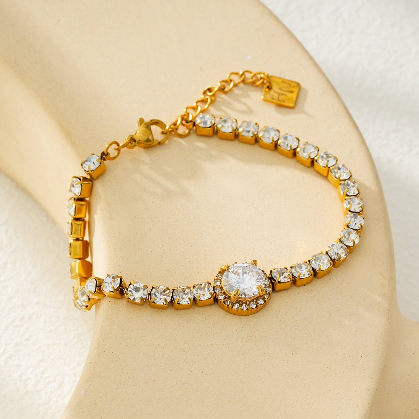BEREA Gold : Bracelet de tennis avec grand zircon (CZ) central – Élégance intemporelle pour chaque occasion