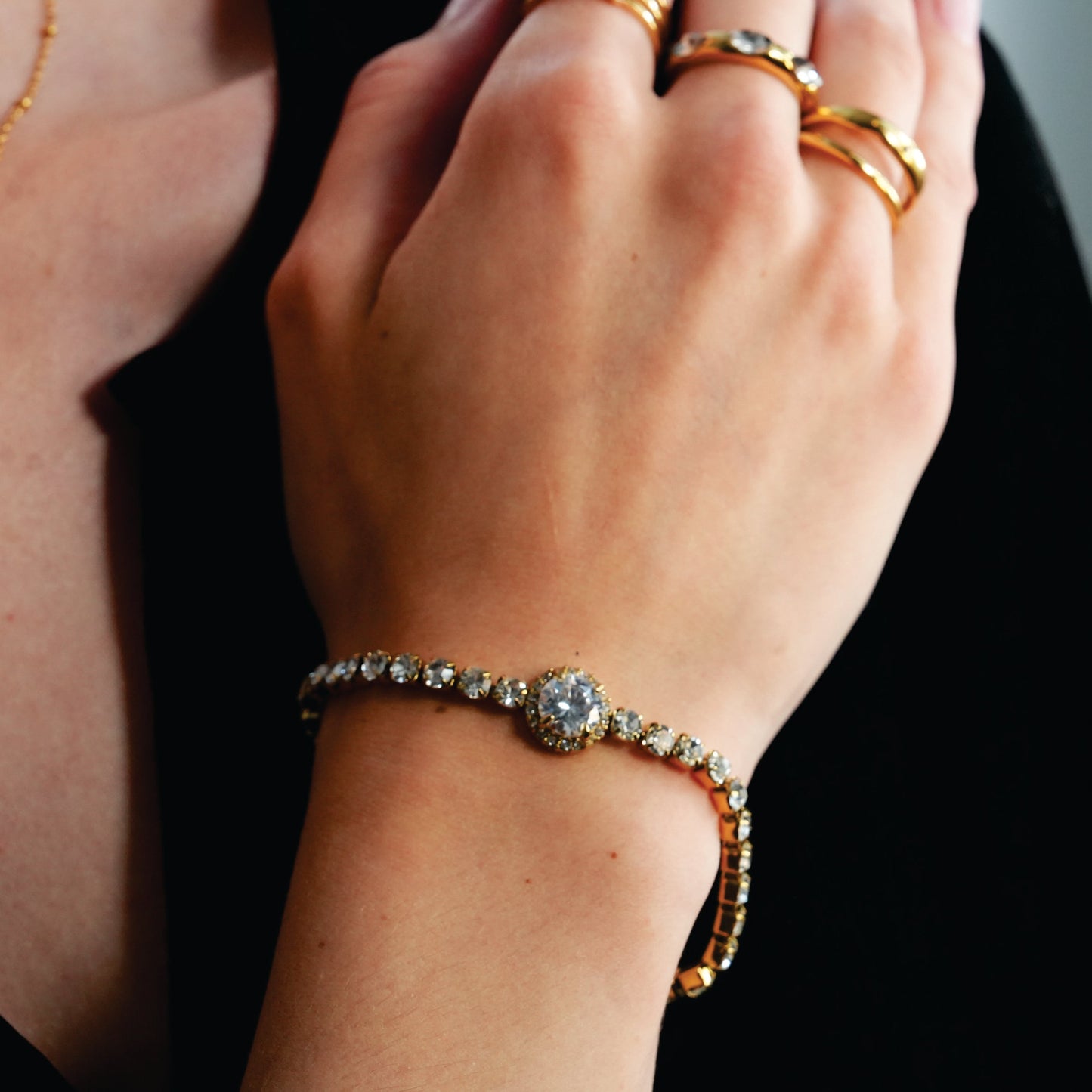 BEREA Gold : Bracelet de tennis avec grand zircon (CZ) central – Élégance intemporelle pour chaque occasion