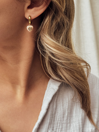 Les boucles d'oreilles Heart Huggies de Davie