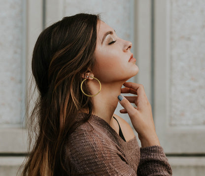 Style BIANCA Doré : Créoles Dorées Classiques Essentielles Quotidiennes. Disponibles en 7 Tailles – de 1 cm à 6 cm