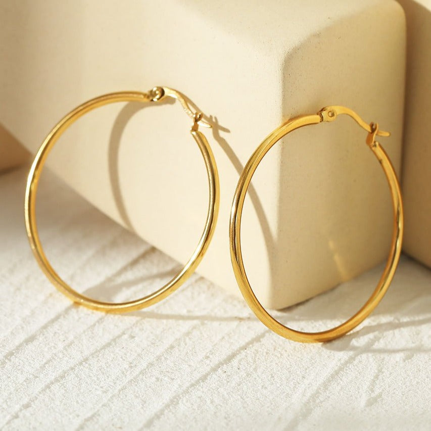 Style BIANCA Doré : Créoles Dorées Classiques Essentielles Quotidiennes. Disponibles en 7 Tailles – de 1 cm à 6 cm