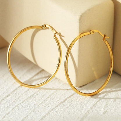 Style BIANCA Doré : Créoles Dorées Classiques Essentielles Quotidiennes. Disponibles en 7 Tailles – de 1 cm à 6 cm
