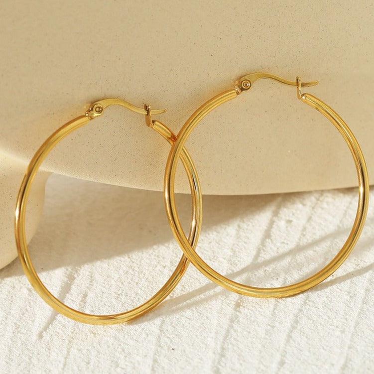 Style BIANCA Doré : Créoles Dorées Classiques Essentielles Quotidiennes. Disponibles en 7 Tailles – de 1 cm à 6 cm
