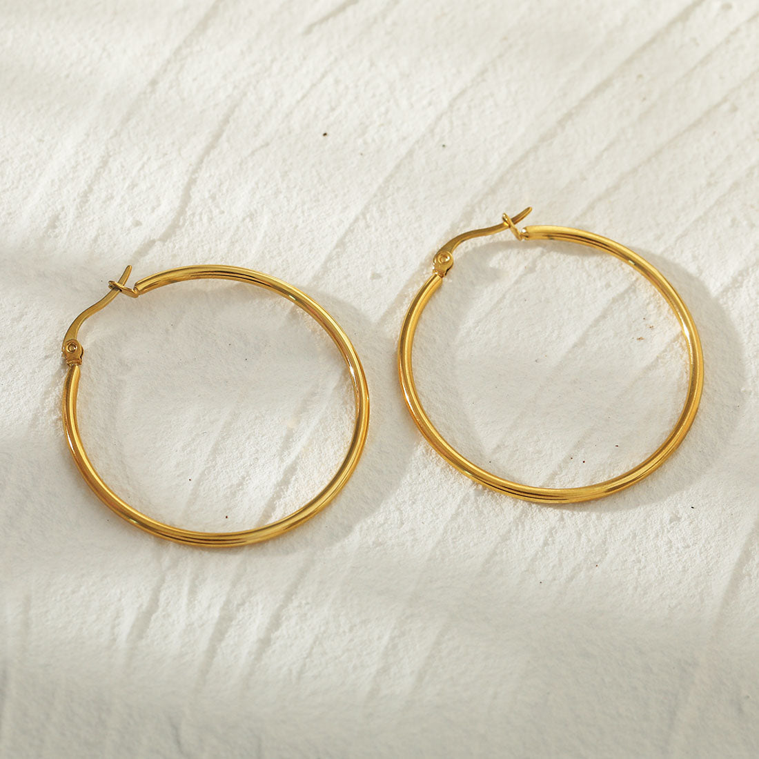 Style BIANCA Doré : Créoles Dorées Classiques Essentielles Quotidiennes. Disponibles en 7 Tailles – de 1 cm à 6 cm