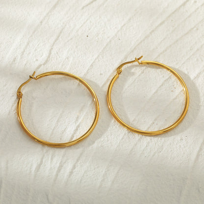 Style BIANCA Doré : Créoles Dorées Classiques Essentielles Quotidiennes. Disponibles en 7 Tailles – de 1 cm à 6 cm
