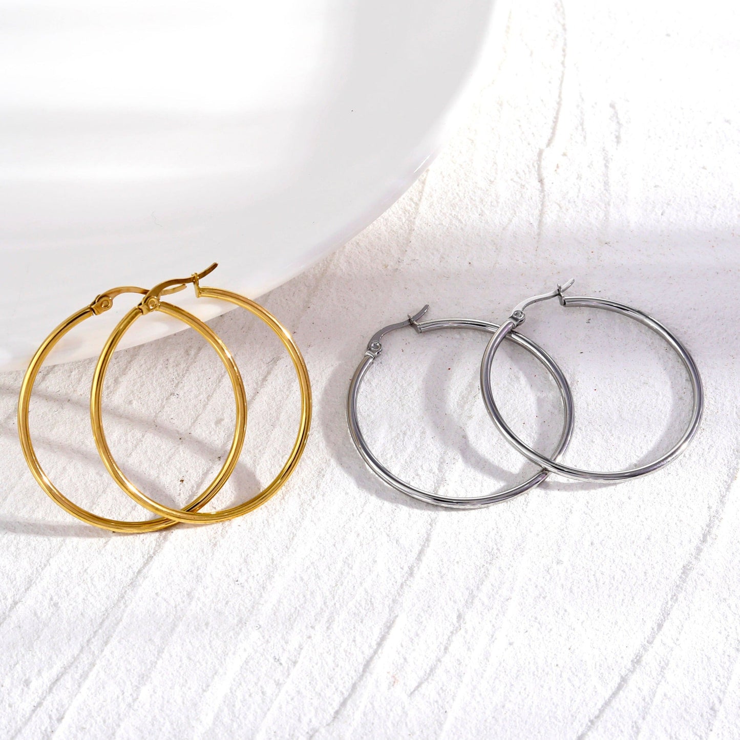 BIANCA Silver : Créoles rondes classiques essentielles pour tous les jours. Disponibles en 7 tailles – de 1 cm à 6 cm