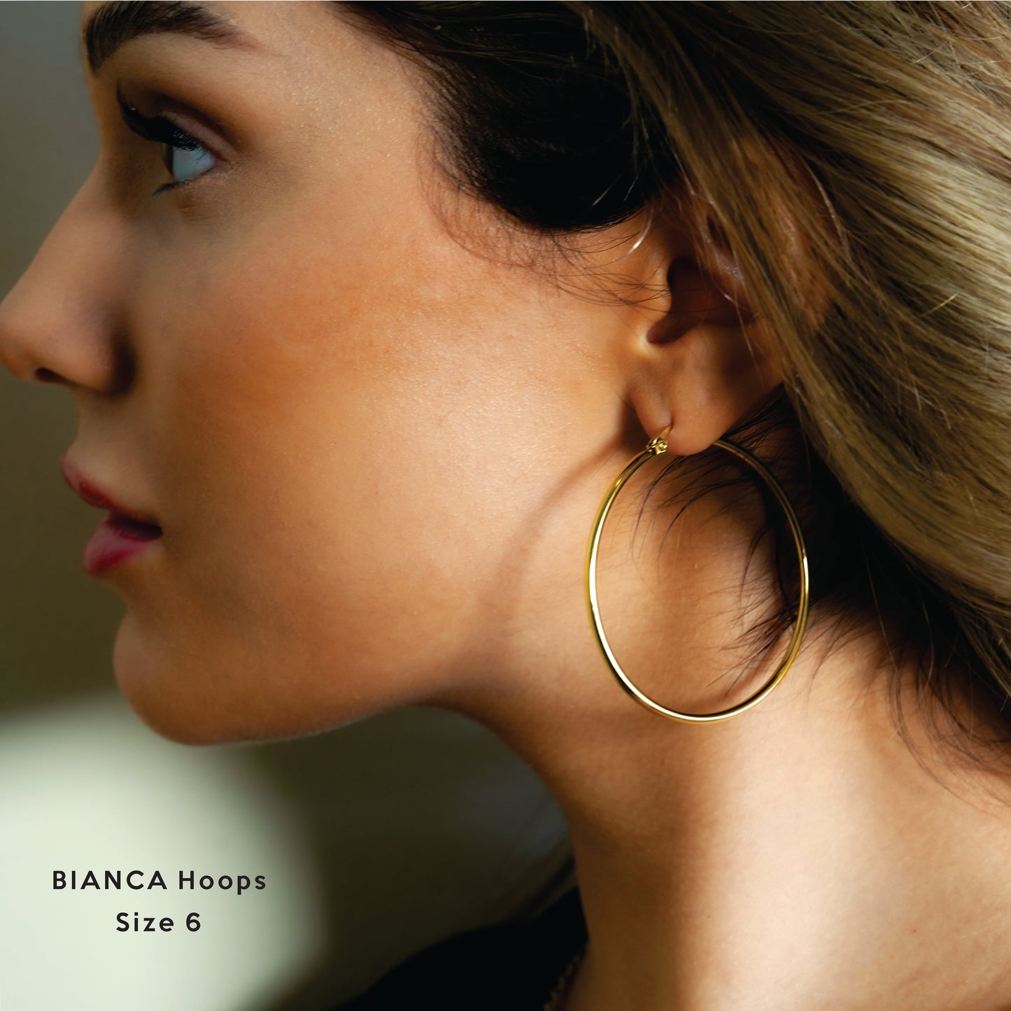Style BIANCA Doré : Créoles Dorées Classiques Essentielles Quotidiennes. Disponibles en 7 Tailles – de 1 cm à 6 cm