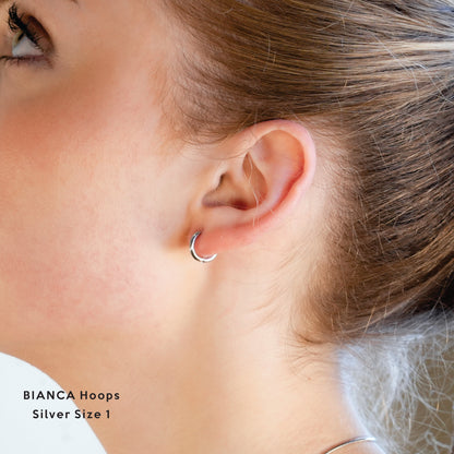 BIANCA Silver : Créoles rondes classiques essentielles pour tous les jours. Disponibles en 7 tailles – de 1 cm à 6 cm