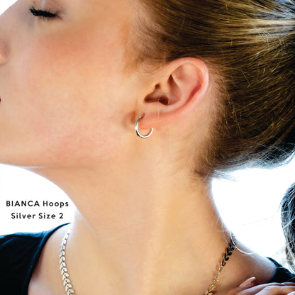 BIANCA Silver : Créoles rondes classiques essentielles pour tous les jours. Disponibles en 7 tailles – de 1 cm à 6 cm