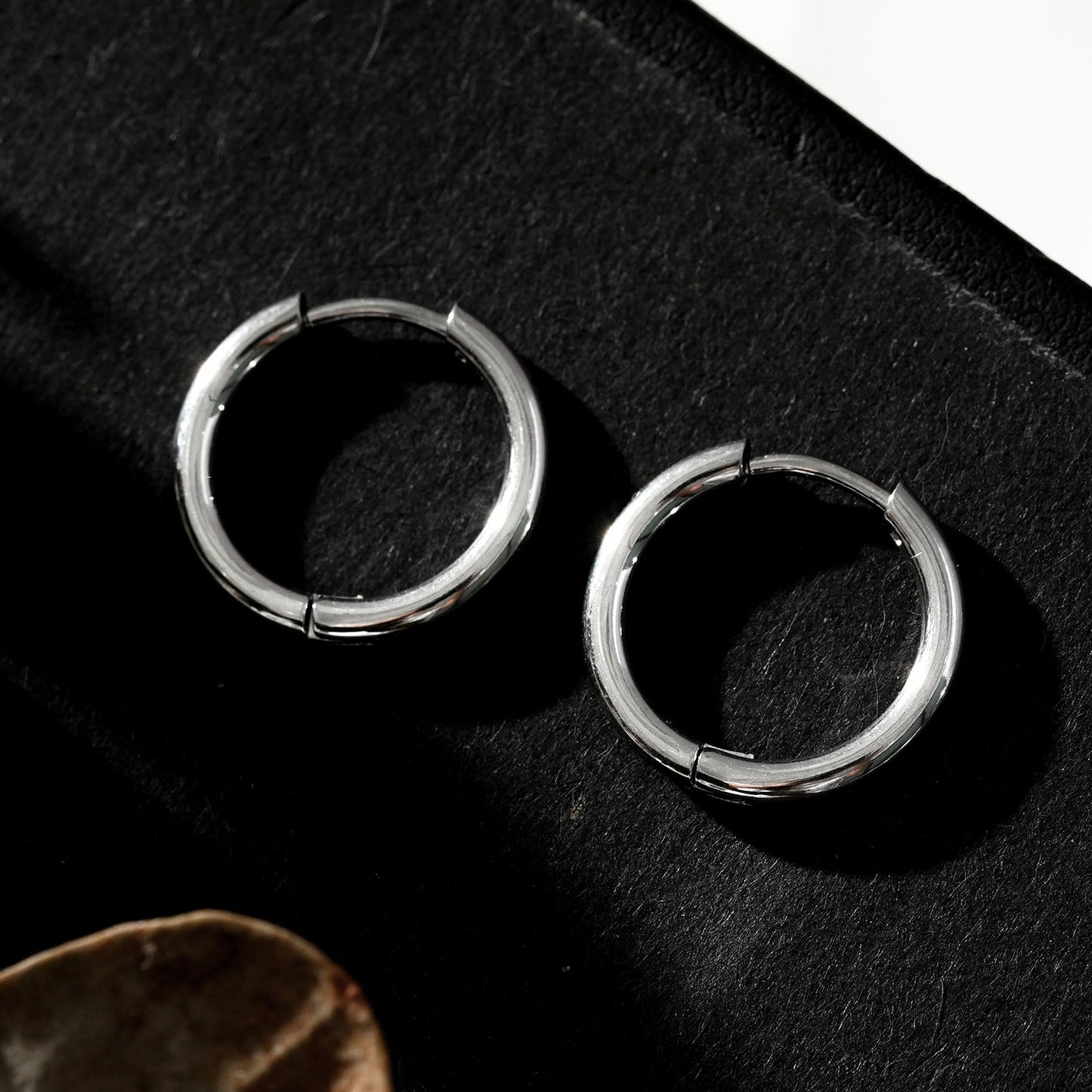 BIANCA Silver : Créoles rondes classiques essentielles pour tous les jours. Disponibles en 7 tailles – de 1 cm à 6 cm
