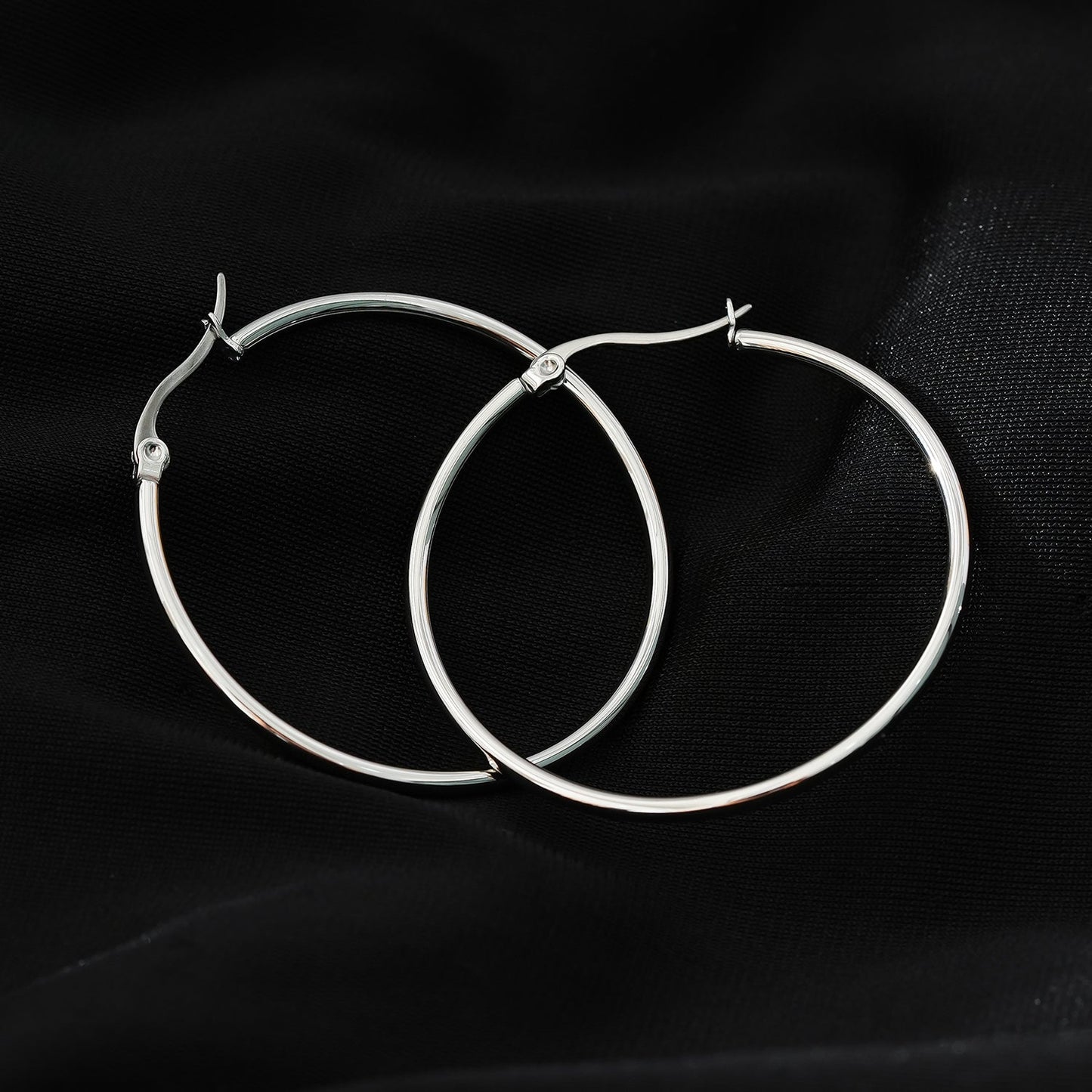 BIANCA Silver : Créoles rondes classiques essentielles pour tous les jours. Disponibles en 7 tailles – de 1 cm à 6 cm