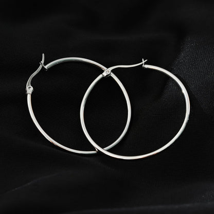BIANCA Silver : Créoles rondes classiques essentielles pour tous les jours. Disponibles en 7 tailles – de 1 cm à 6 cm