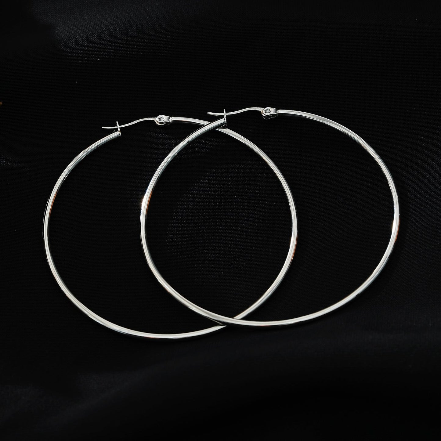 BIANCA Silver : Créoles rondes classiques essentielles pour tous les jours. Disponibles en 7 tailles – de 1 cm à 6 cm
