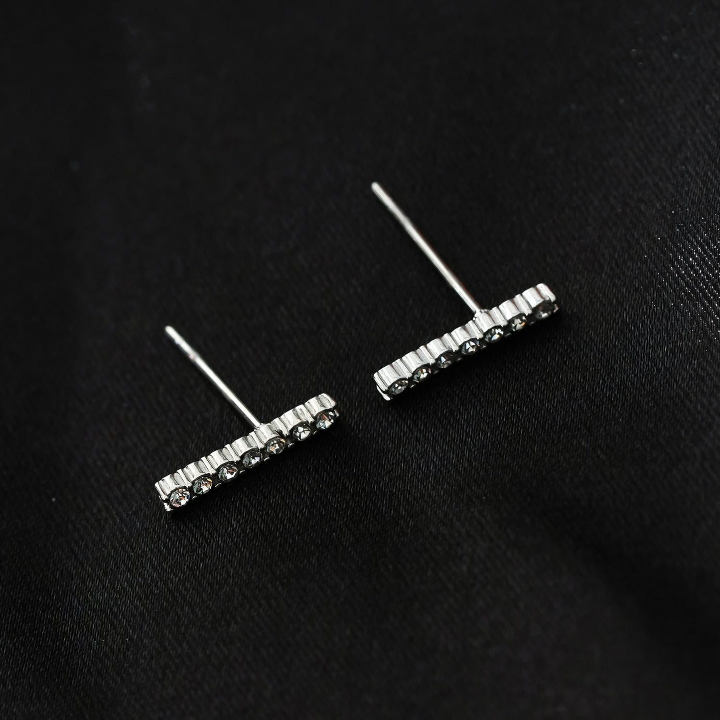 BIHAR : Puces d'oreilles minimalistes en forme de barre, pavées de zirconiums, en or blanc (tonalité argent)