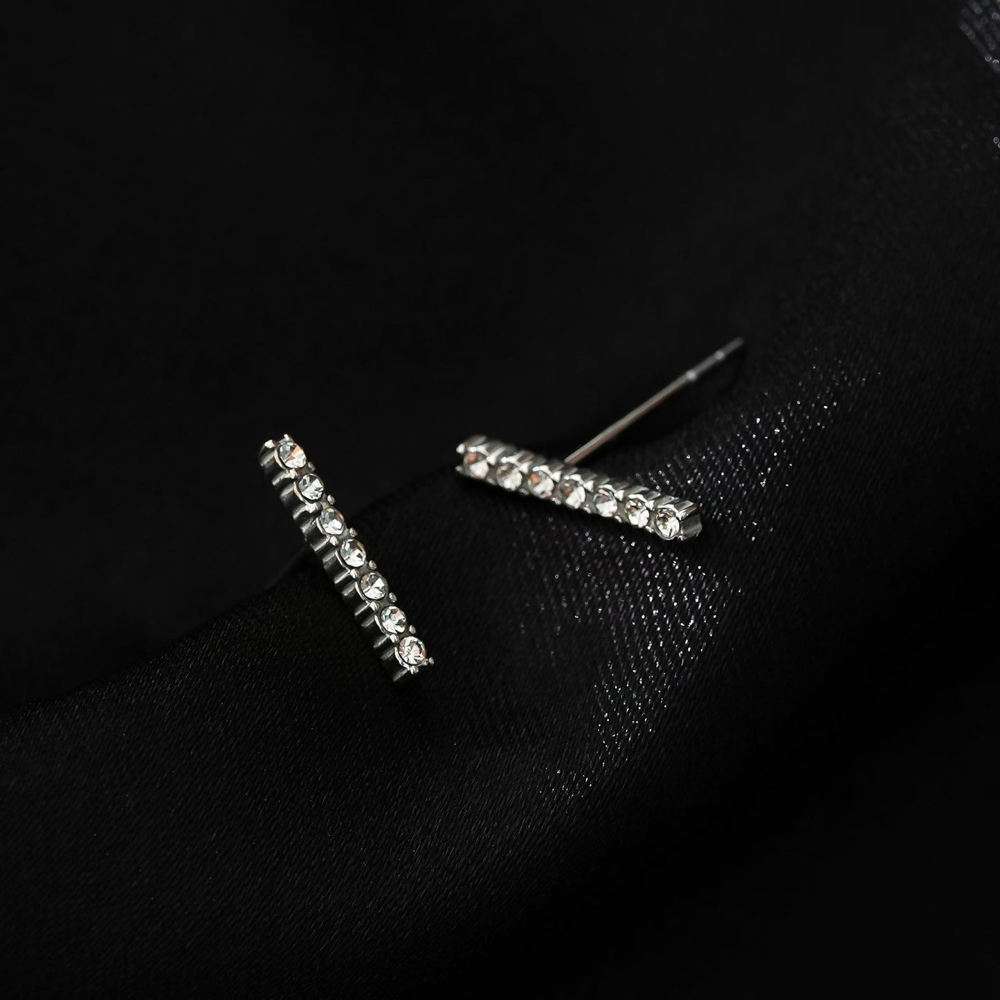 BIHAR : Puces d'oreilles minimalistes en forme de barre, pavées de zirconiums, en or blanc (tonalité argent)