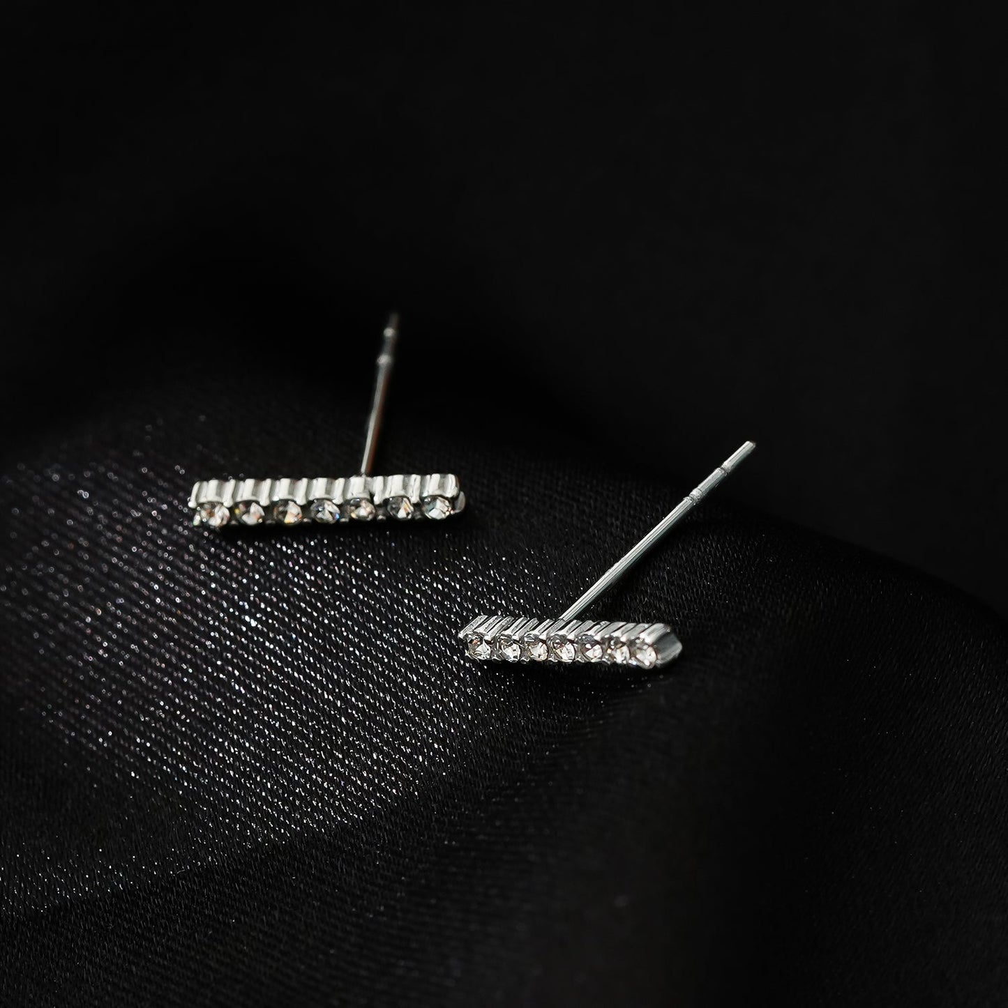 BIHAR : Puces d'oreilles minimalistes en forme de barre, pavées de zirconiums, en or blanc (tonalité argent)