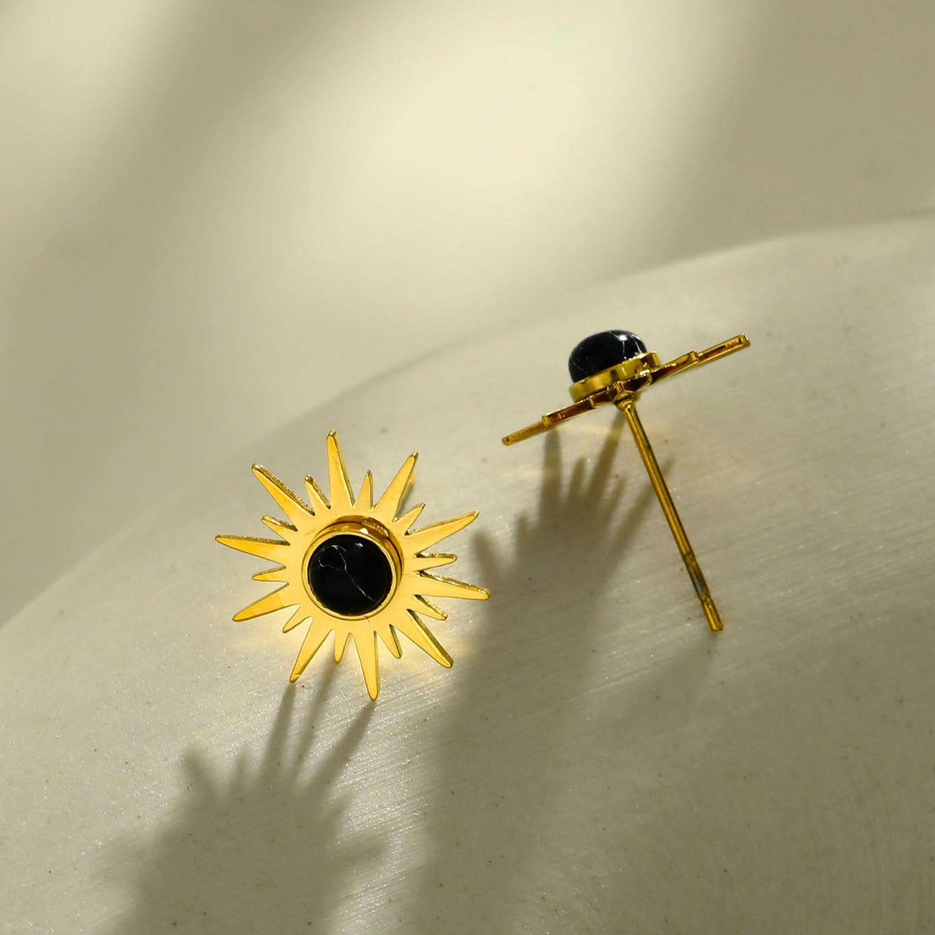 SOLE BLACK : Boucles d'oreilles clous en pierre naturelle symbole soleil