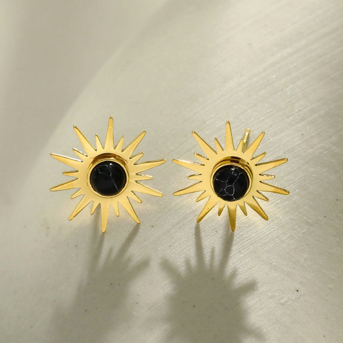 SOLE BLACK : Boucles d'oreilles clous en pierre naturelle symbole soleil