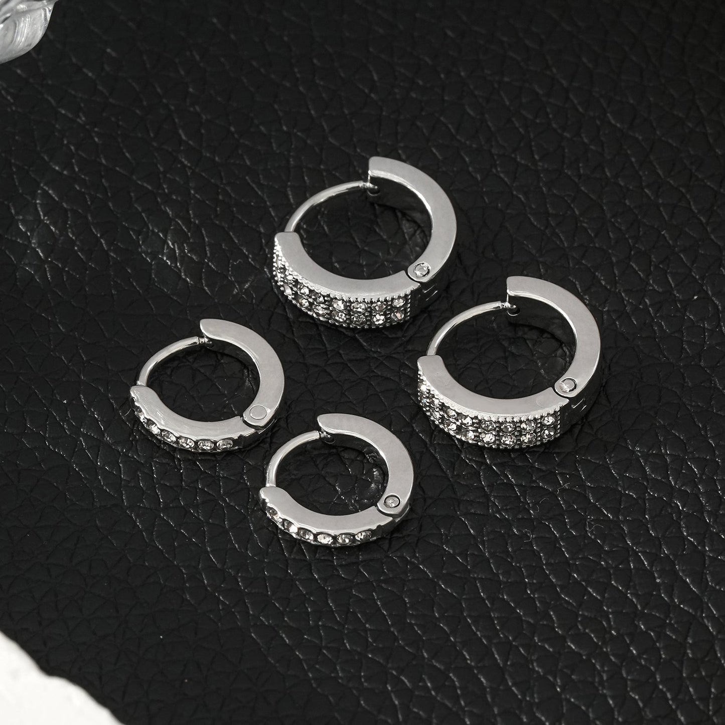 BLIJDE Argent (Or blanc) : Boucles d'oreilles mini créoles pavées de zircones cubiques (CZ) à rang unique