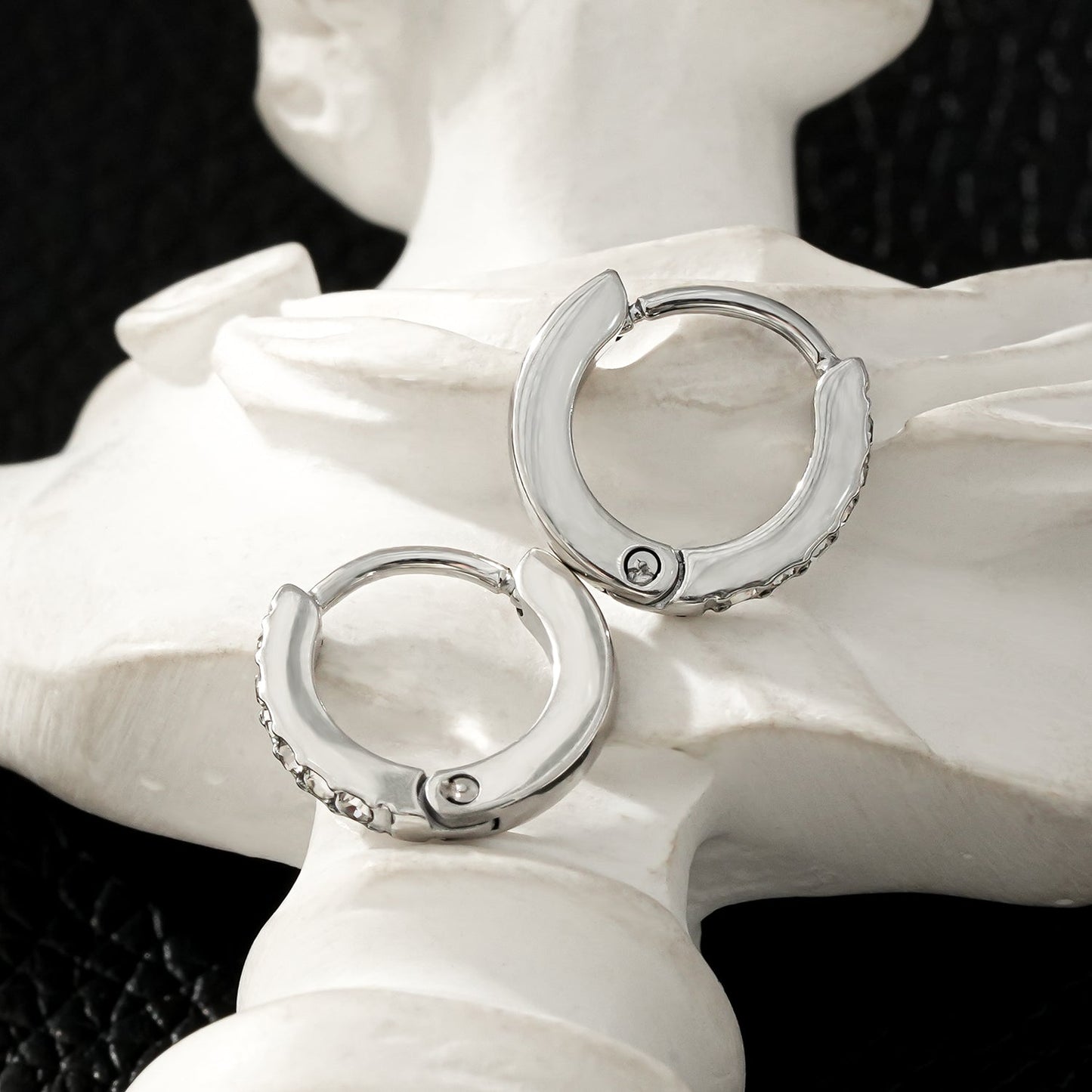 BLIJDE Argent (Or blanc) : Boucles d'oreilles mini créoles pavées de zircones cubiques (CZ) à rang unique
