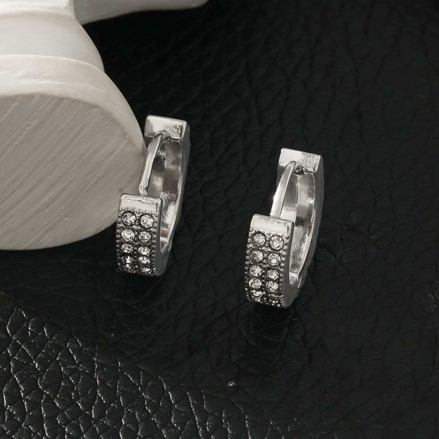BLOUBERG Or Blanc (ton argent) : Boucles d'oreilles mini créoles double rang pavées de zircons cubiques (CZ)