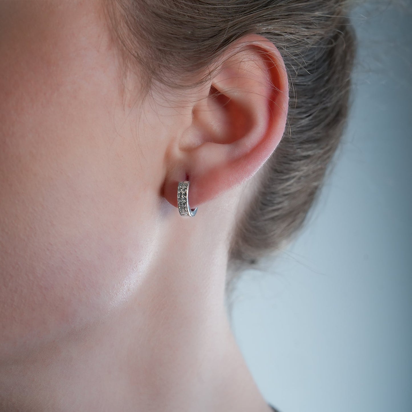 BLOUBERG Or Blanc (ton argent) : Boucles d'oreilles mini créoles double rang pavées de zircons cubiques (CZ)