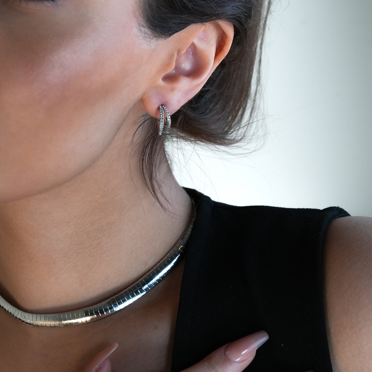 BOTTEGA: Créoles en argent à double rangée de zircons cubiques (CZ) pavés