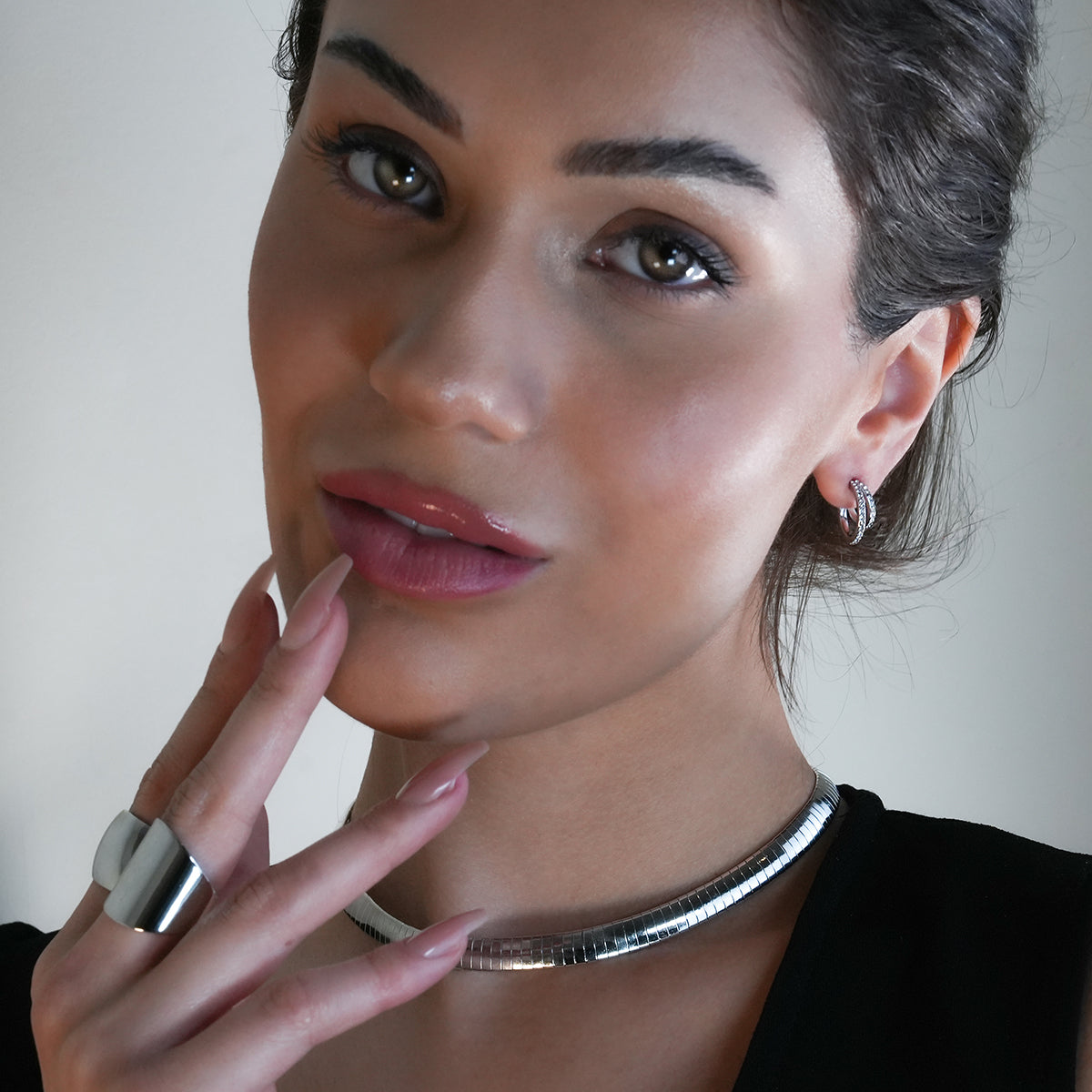 BOTTEGA: Créoles en argent à double rangée de zircons cubiques (CZ) pavés