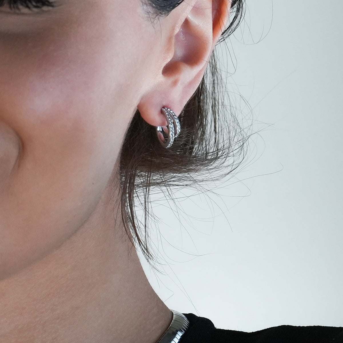 BOTTEGA: Créoles en argent à double rangée de zircons cubiques (CZ) pavés