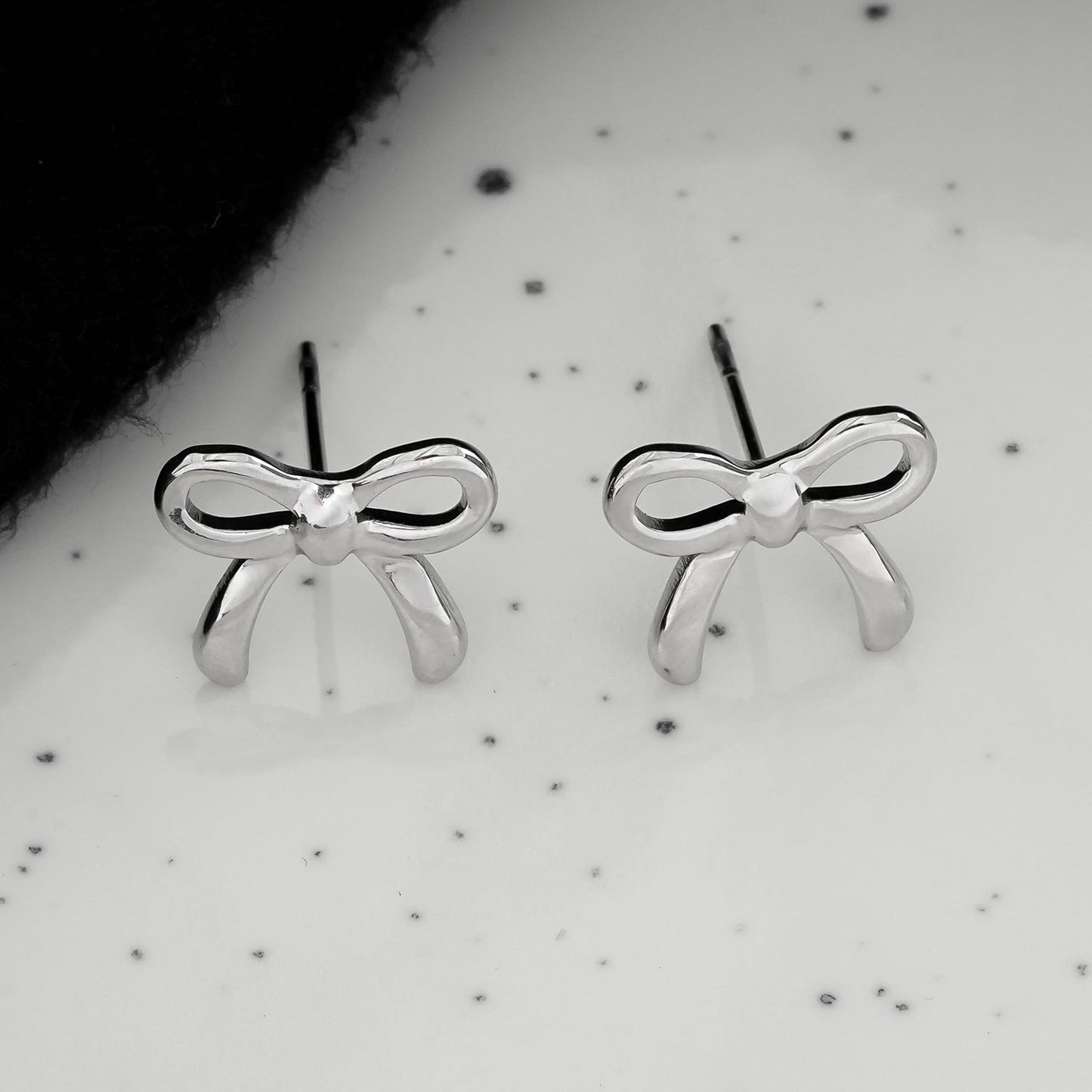 BOW: Boucles d'oreilles clous en forme de nœud, or blanc ton argent