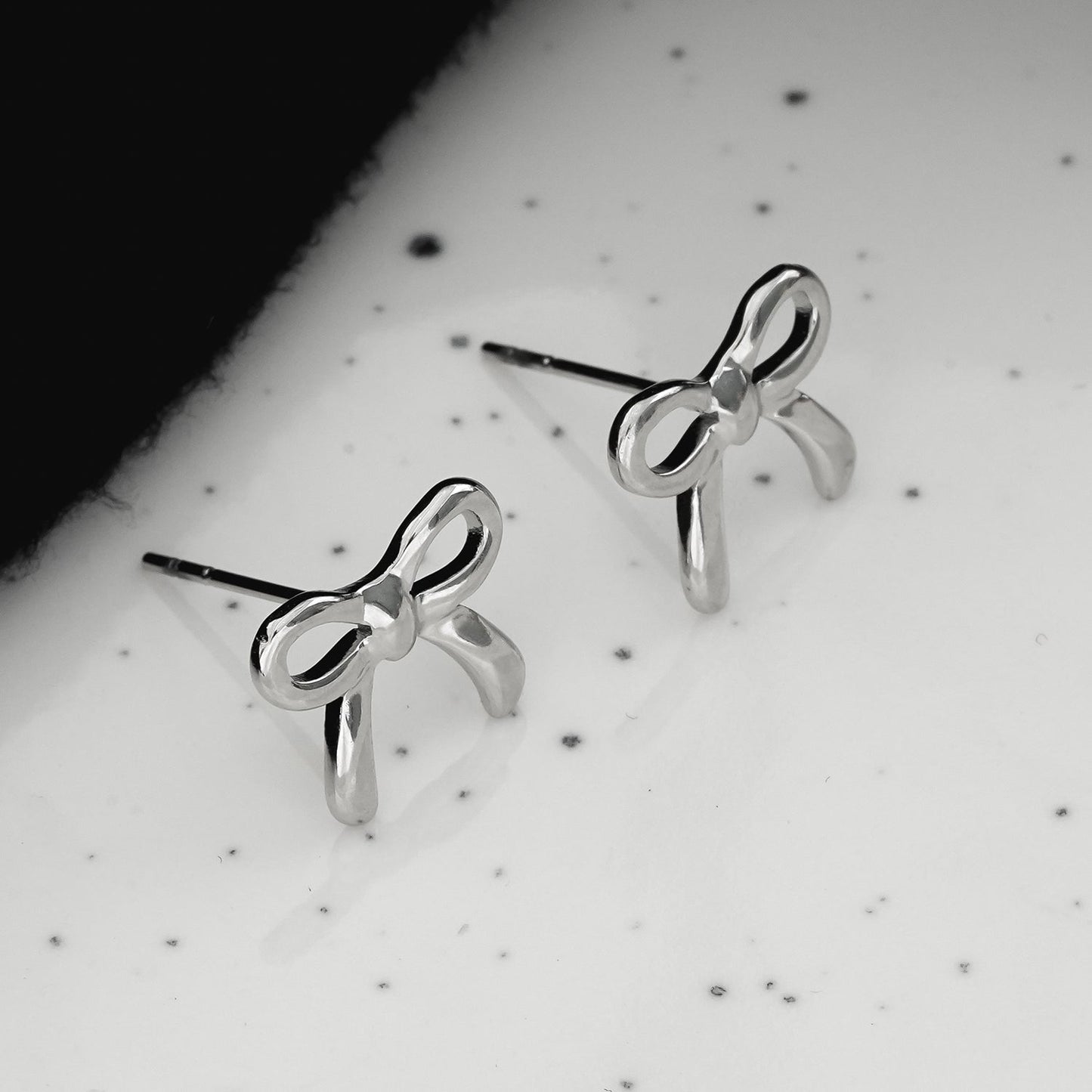 BOW: Boucles d'oreilles clous en forme de nœud, or blanc ton argent