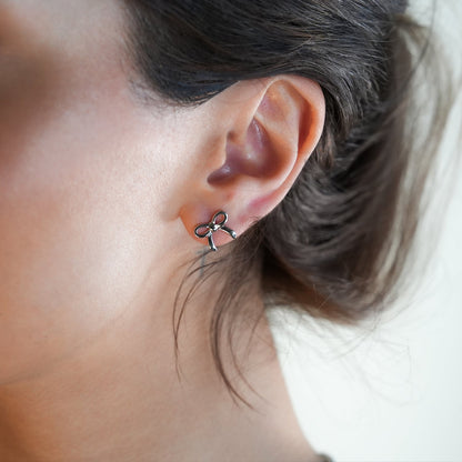 BOW: Boucles d'oreilles clous en forme de nœud, or blanc ton argent
