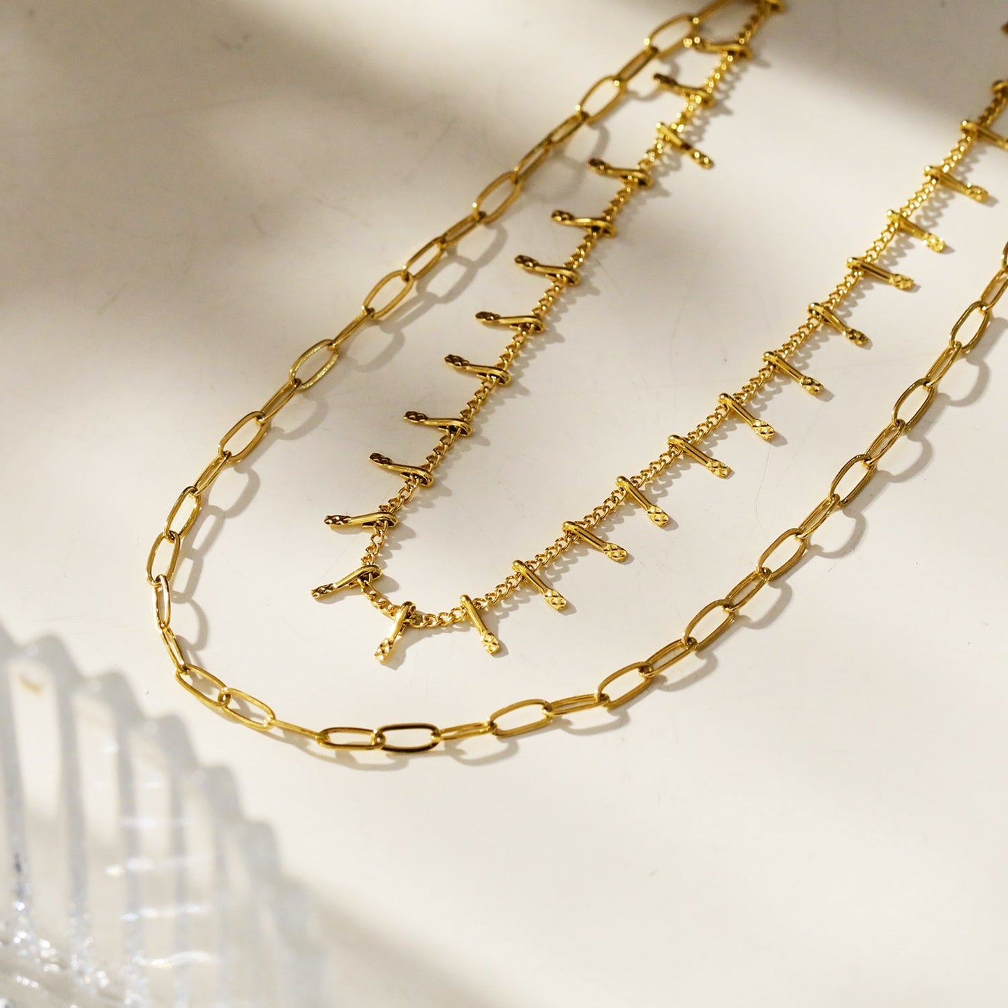 BRONTE : Collier superposé à 2 chaînes avec chaîne minimaliste à maillons trombone et chaîne à maillons ornée d'un crochet