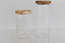 Bocal en verre et acacia