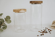 Bocal en verre et acacia