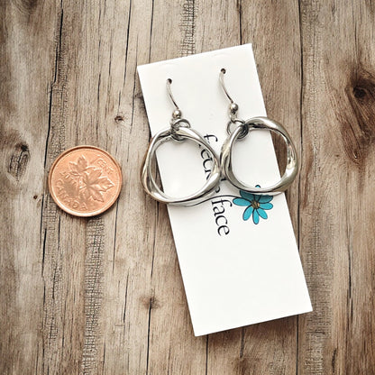 Boucles d'oreilles créoles torsadées légères – Plaqué rhodium anti-ternissement
