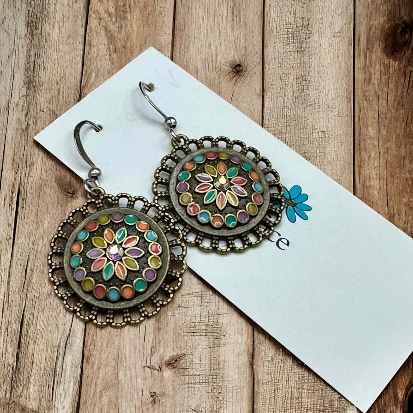 Boucles d'oreilles fleuries en émail bohème – Bronze antique, hypoallergéniques et légères
