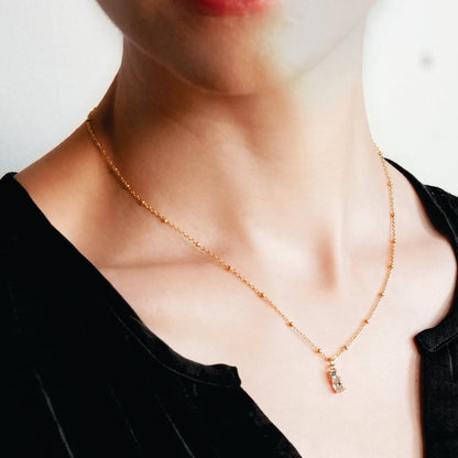 CABBANA Gold : Un ensemble duo de pendentifs breloques en zircone sur un collier chaîne perlée