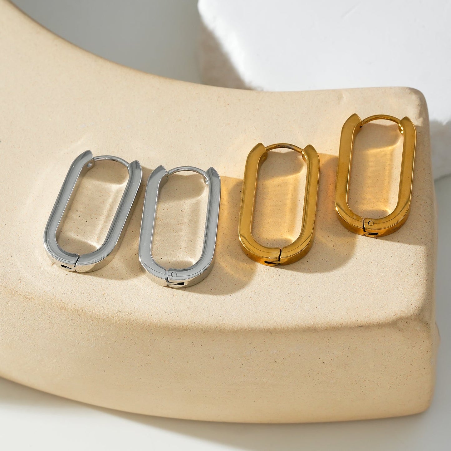Boucles d'oreilles créoles contemporaines de forme géométrique CACCURI (Dorées et argentées)