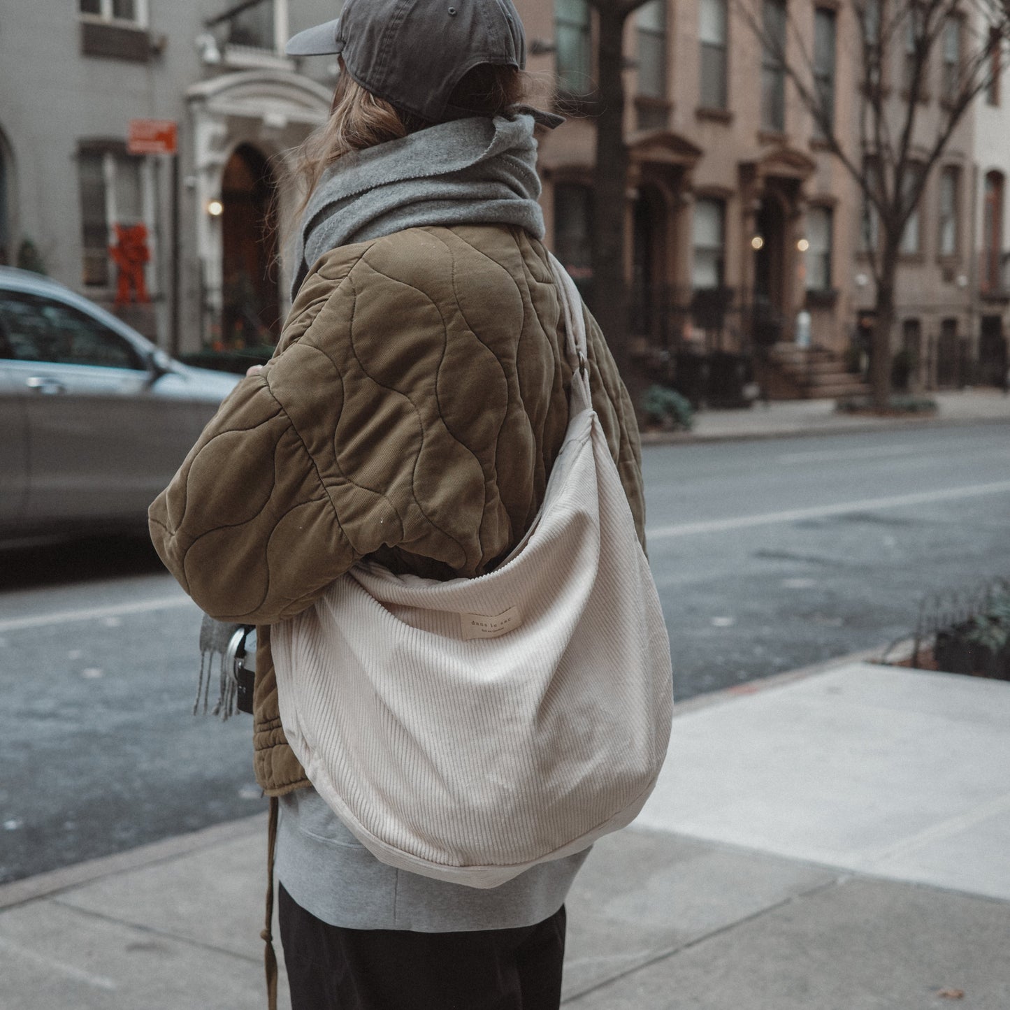 Sac croissant en velours côtelé | Bandoulière réglable